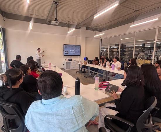 Estudiantes de Administración participan en taller sobre habilidades directivas y toma de decisiones