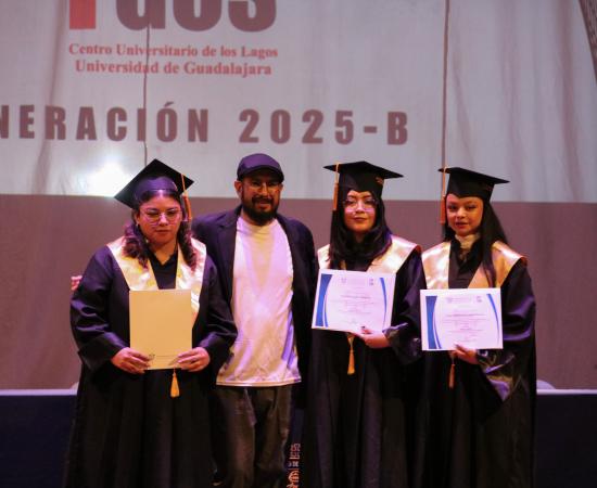 Generación 2025-B de egresadas y egresados de CULagos celebra Actos Académicos en el Teatro José Rosas Moreno